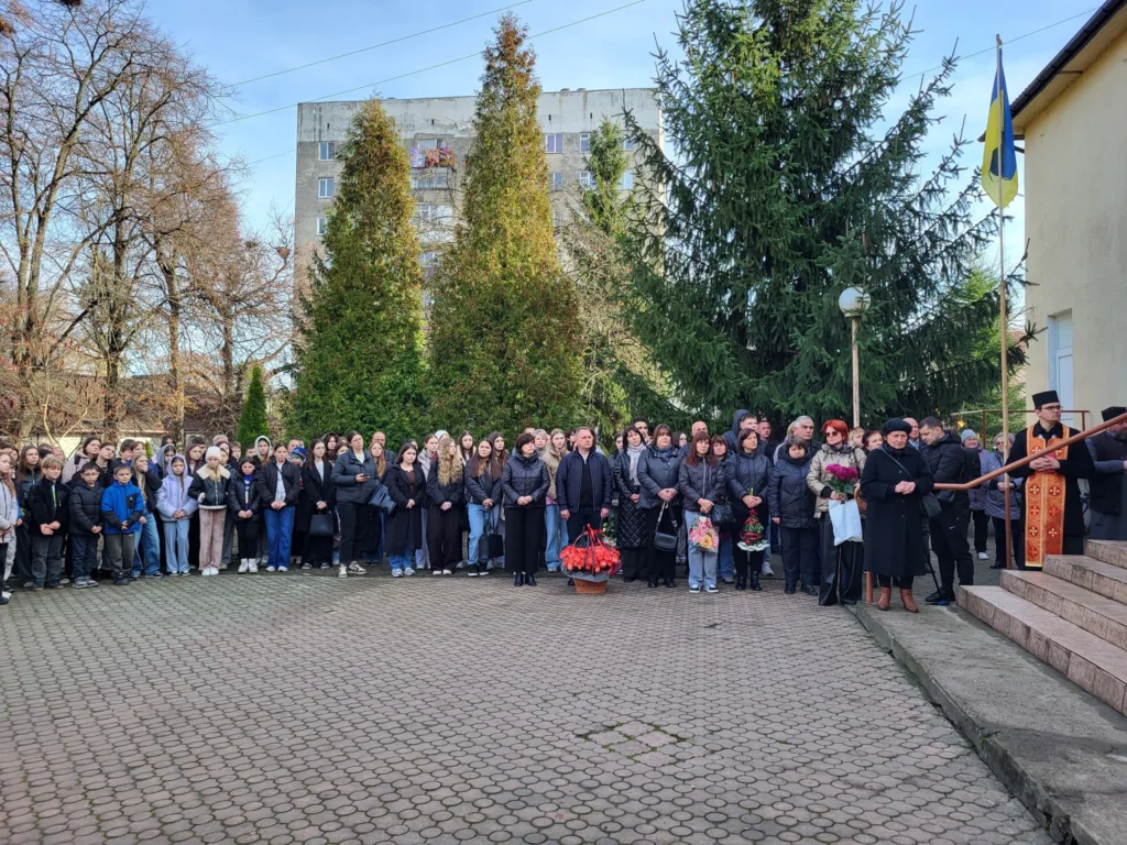 Люди зібралися на вуличну церемонію біля будівлі