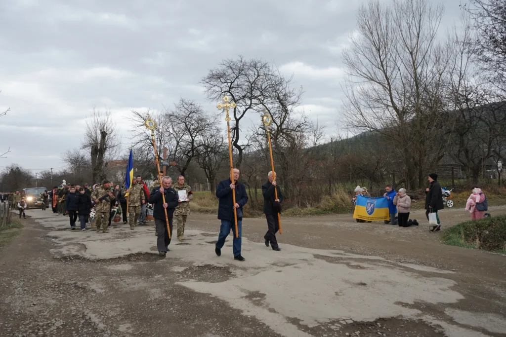 Процесія з прапором України у сільській місцевості