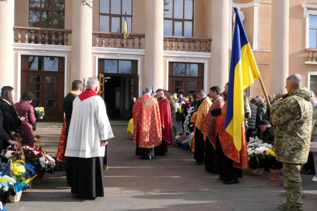 Священники і військові на траурній церемонії в Україні
