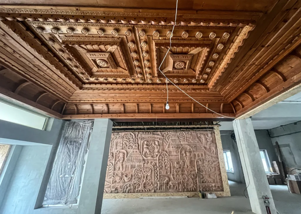 Дерев'яна різьблена стеля та настінна панель
