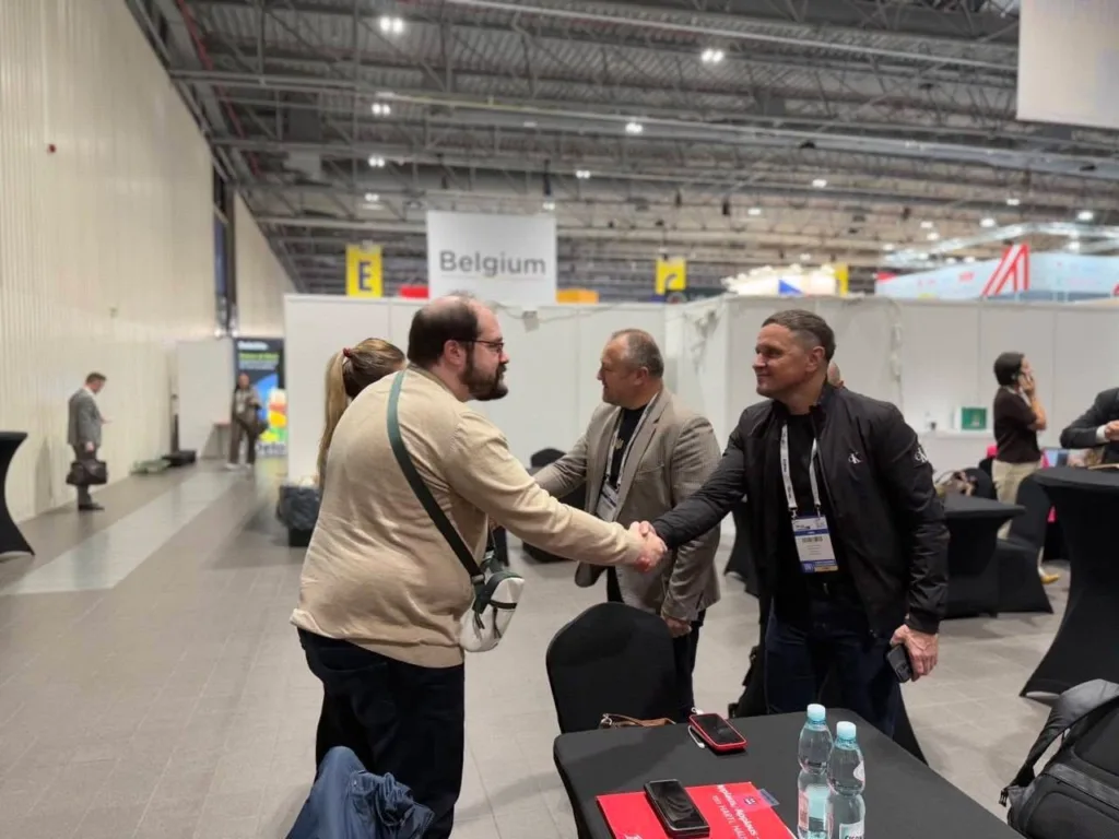 Люди тиснуть руки на діловій виставці в Україні