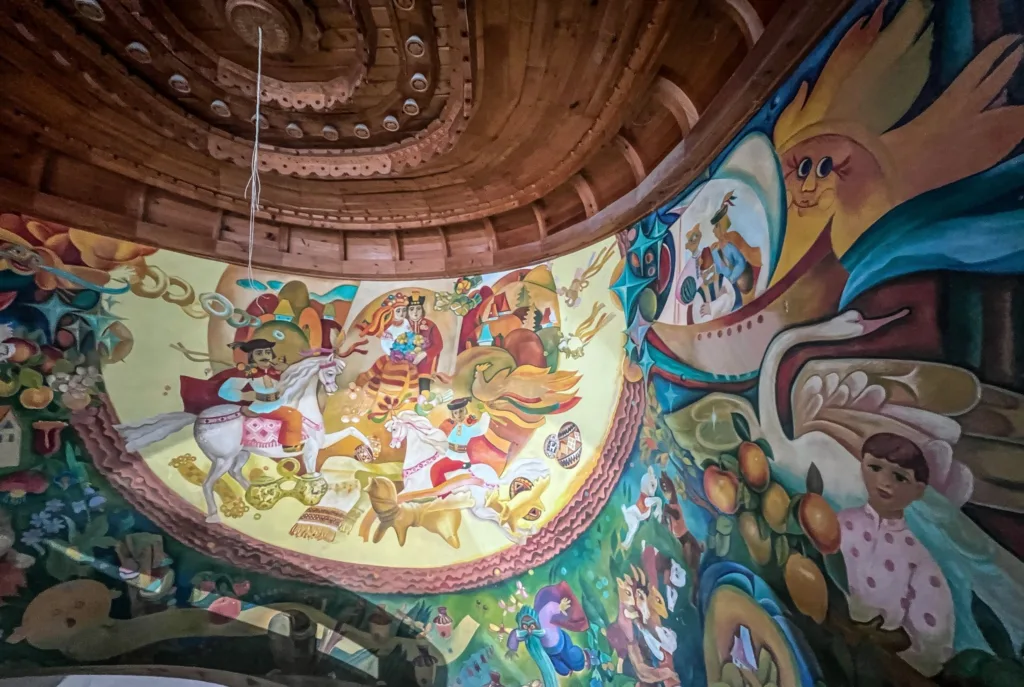 Яскравий український настінний розпис із народними мотивами