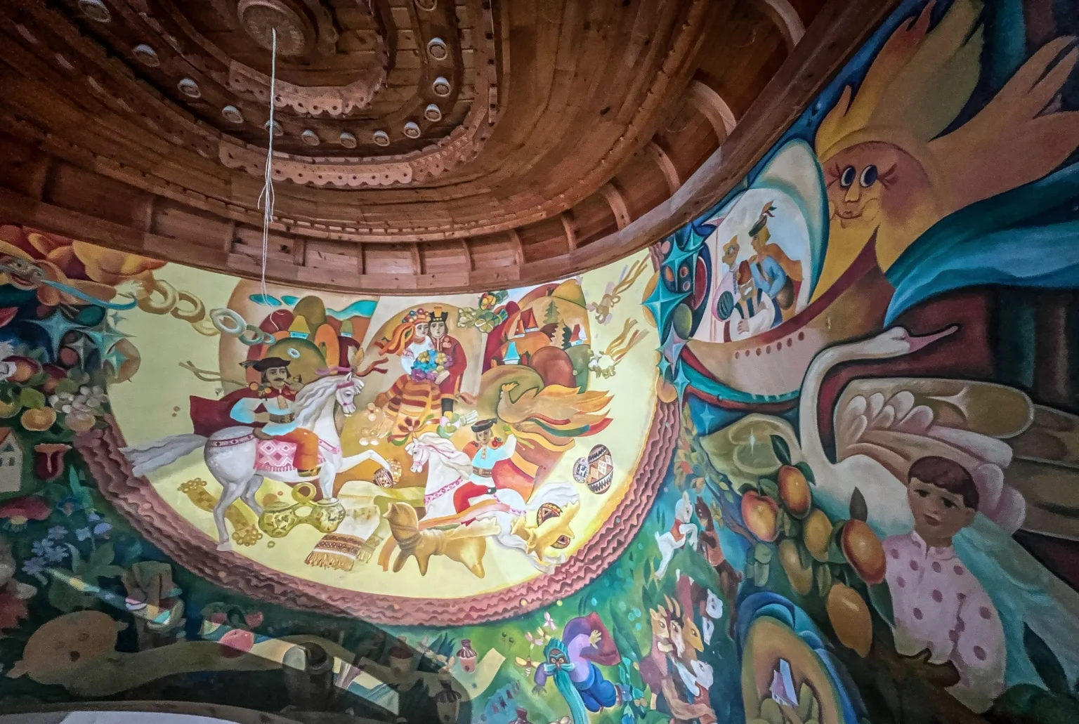 Яскравий український настінний розпис із народними мотивами