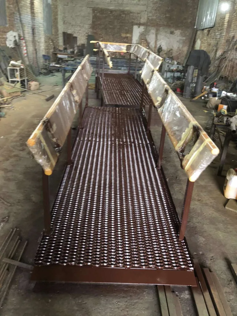 Металева конструкція платформи в майстерні