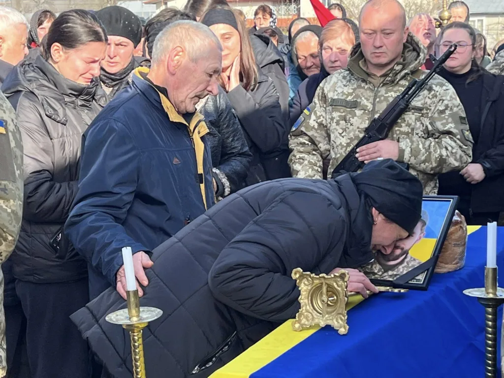 Прощання з полеглим військовим у присутності рідних