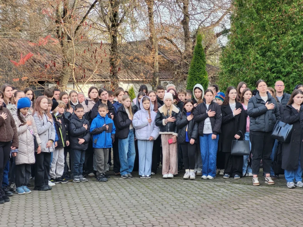 Учні стоять під час шкільної церемонії на подвір’ї