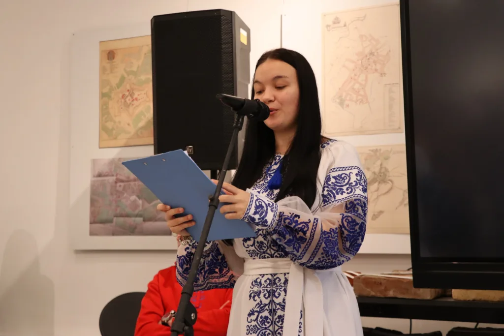 Жінка у вишиванці виступає на сцені