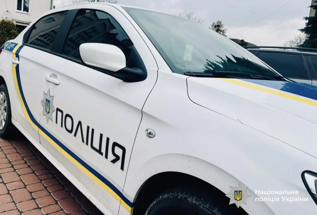 Службовий автомобіль поліції України на парковці