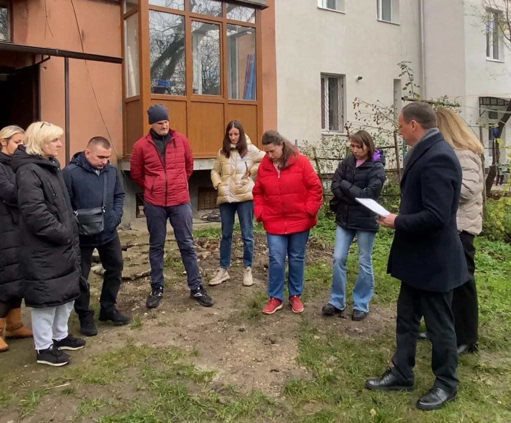 Група людей обговорює благоустрій біля будинку