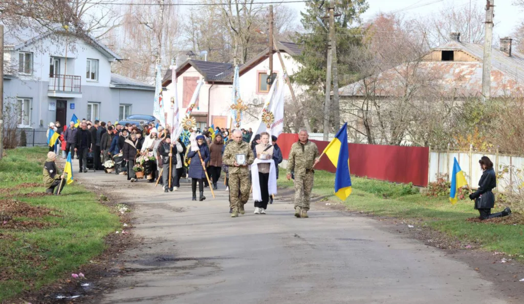 Процесія з прапорами України на сільській вулиці