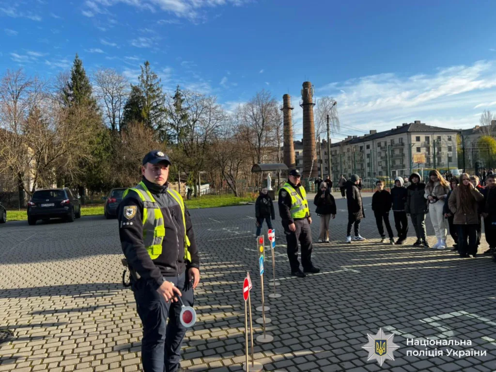 Поліцейські проводять навчання з безпеки для дітей