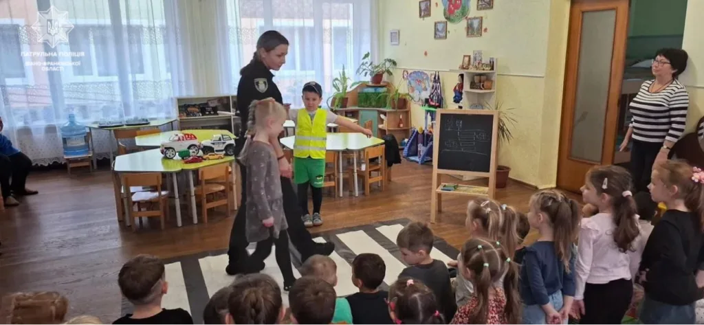 Поліцейська навчає дітей правилам дорожнього руху