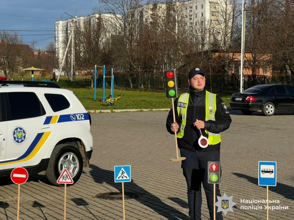 Поліцейський проводить навчання з дорожнього руху
