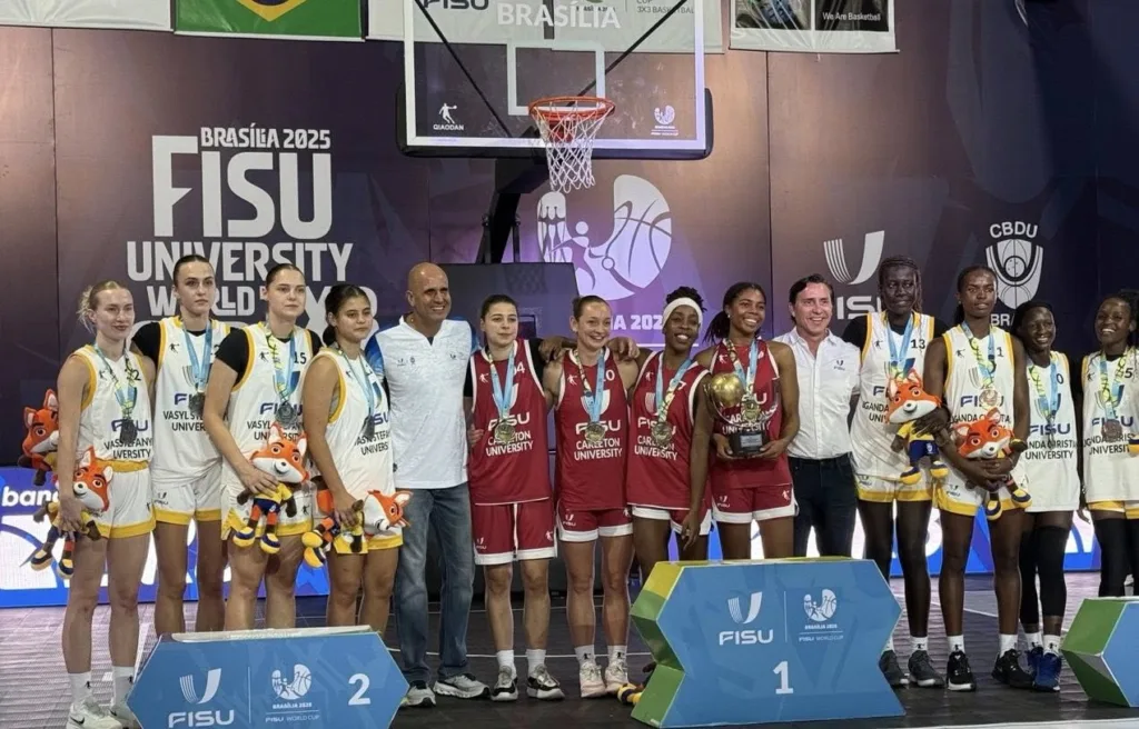 Жіночі університетські баскетбольні команди на церемонії нагородження