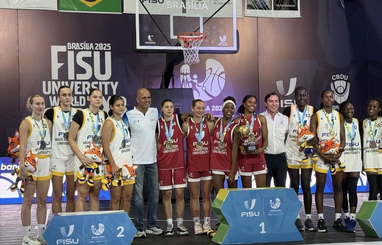 Жіночі університетські баскетбольні команди на церемонії нагородження