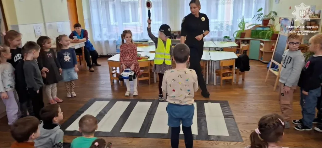 Поліцейська навчає дітей правилам дорожнього руху