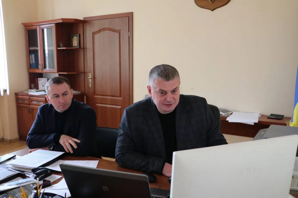 Двоє чоловіків працюють за комп’ютером в офісі