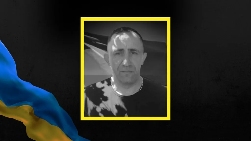 Портрет чоловіка на тлі українського прапора