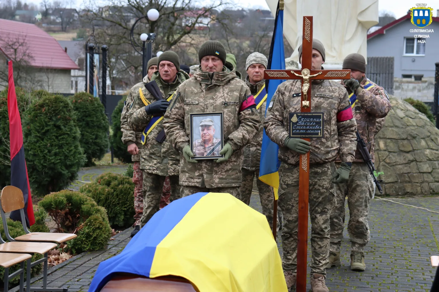 Похорон українського військового з прапором України