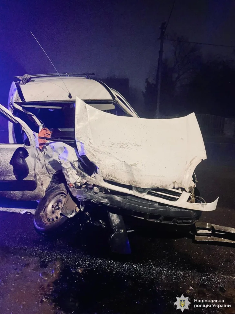 ДТП з пошкодженим білим автомобілем уночі