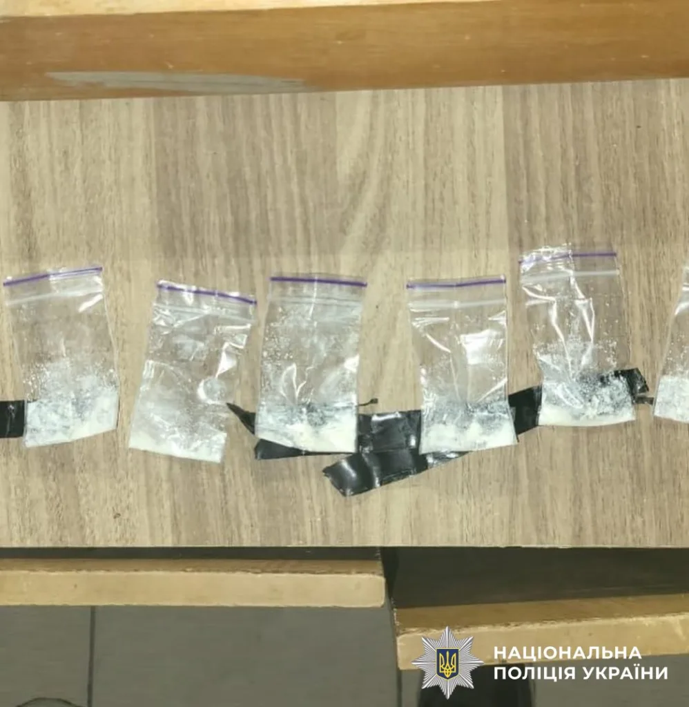 Пакети з порошкоподібною речовиною на столі