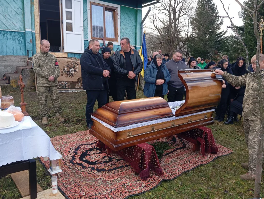 Похоронна церемонія військовослужбовця в Україні