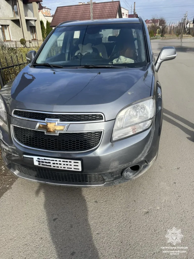 Сірий автомобіль Chevrolet на міській вулиці