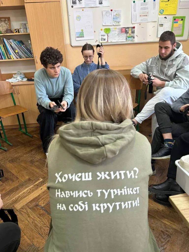 Молодь навчається накладати турнікет у класі