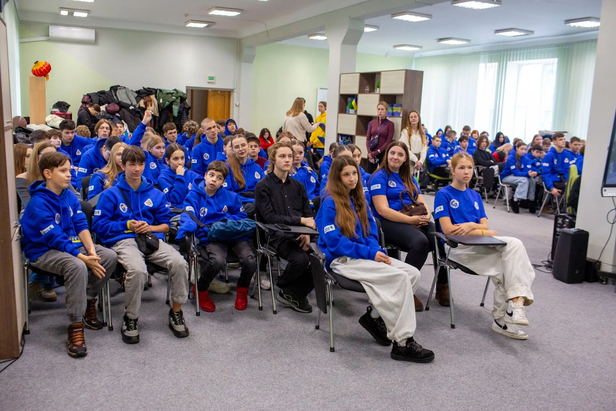 Учні у синіх толстовках на шкільному заході