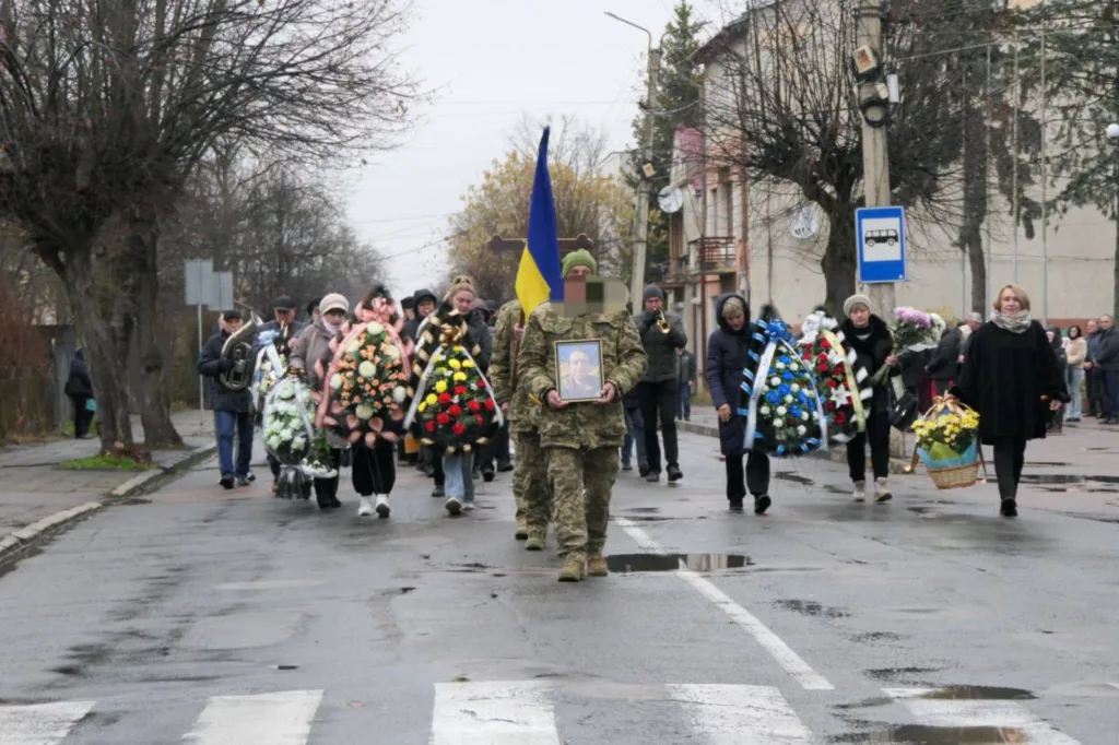 Похоронна процесія з військовими та квітами в Україні