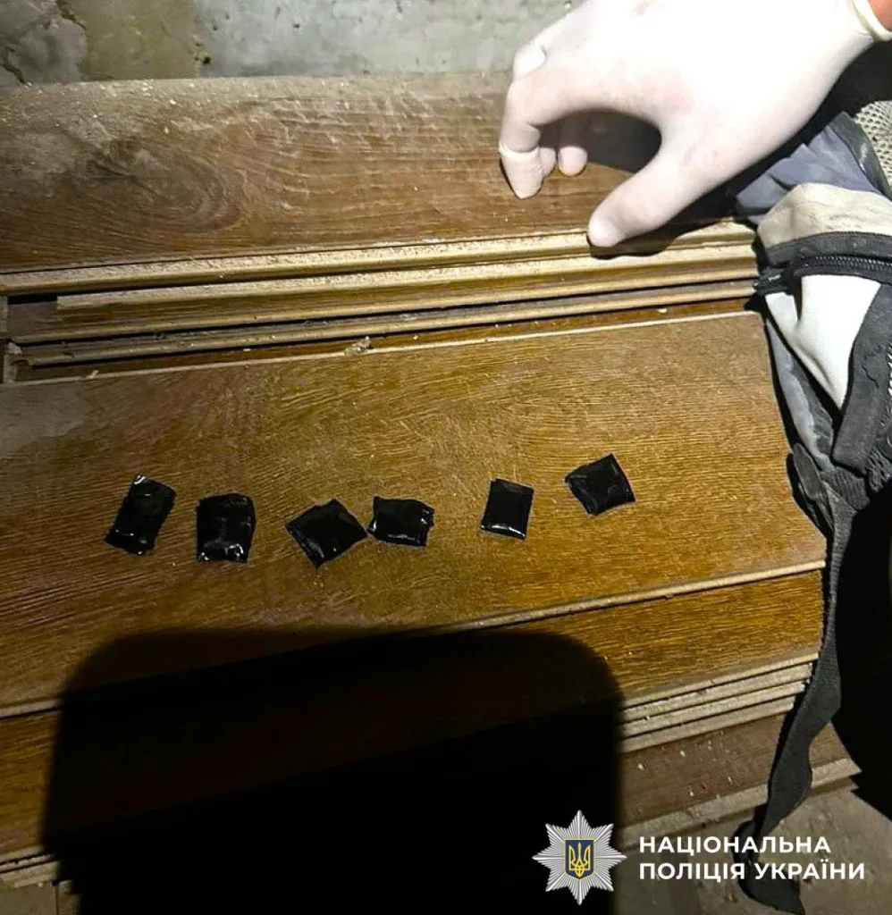 Поліція знаходить пакети з невідомою речовиною