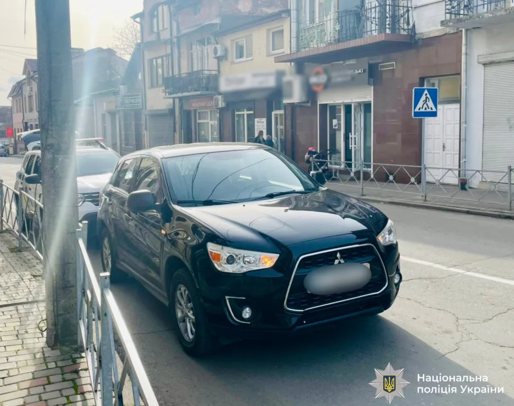 Чорний автомобіль припаркований біля пішохідного переходу