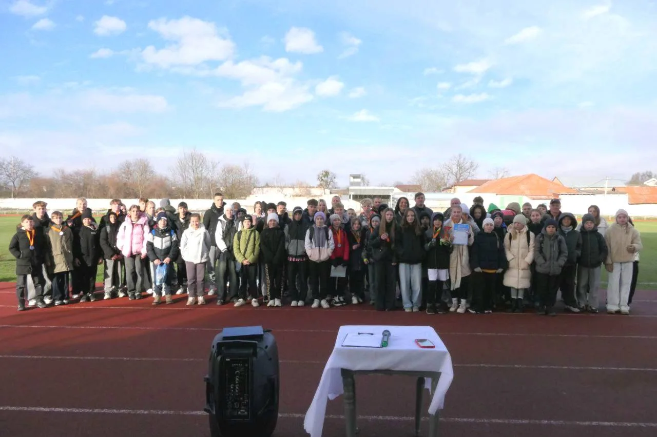 Група людей на стадіоні під час заходу