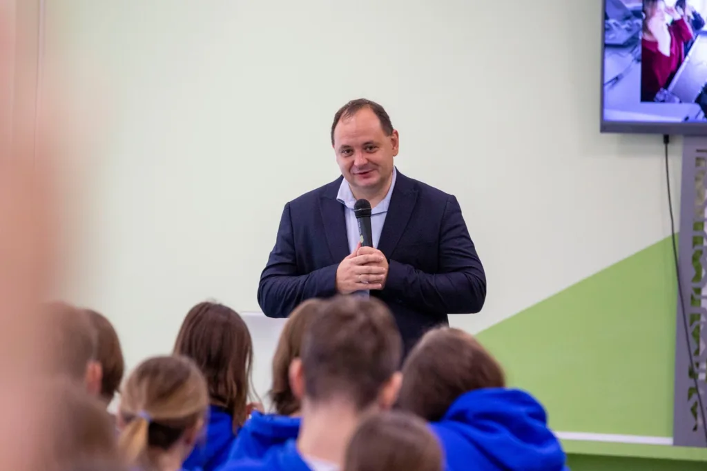 Чоловік виступає перед аудиторією студентів