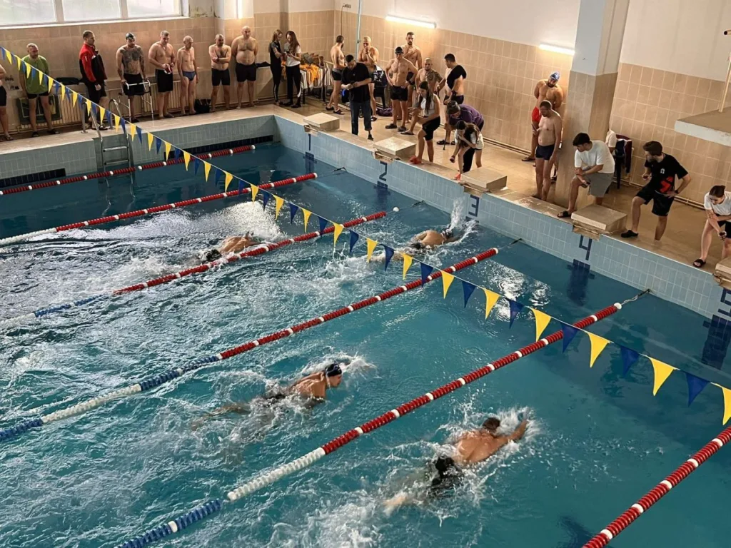 Змагання з плавання у критому басейні