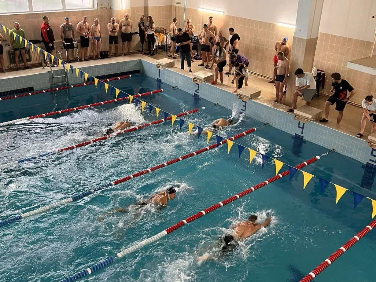 Змагання з плавання у критому басейні