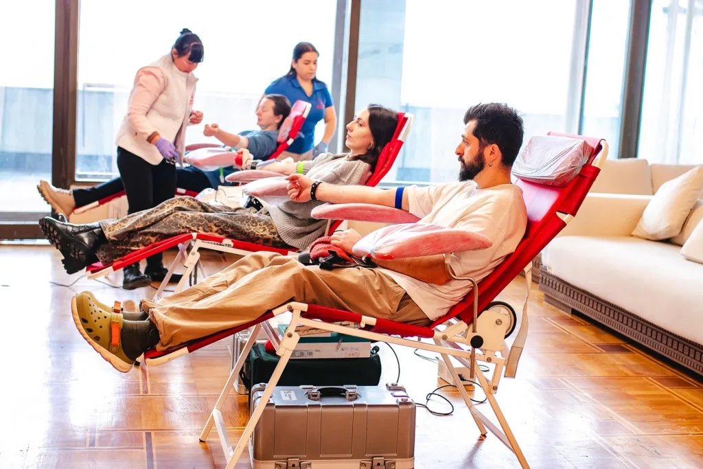 Люди здають кров на донорській акції