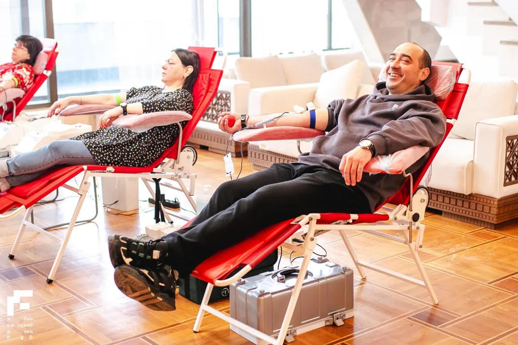 Люди здають кров у комфортному приміщенні