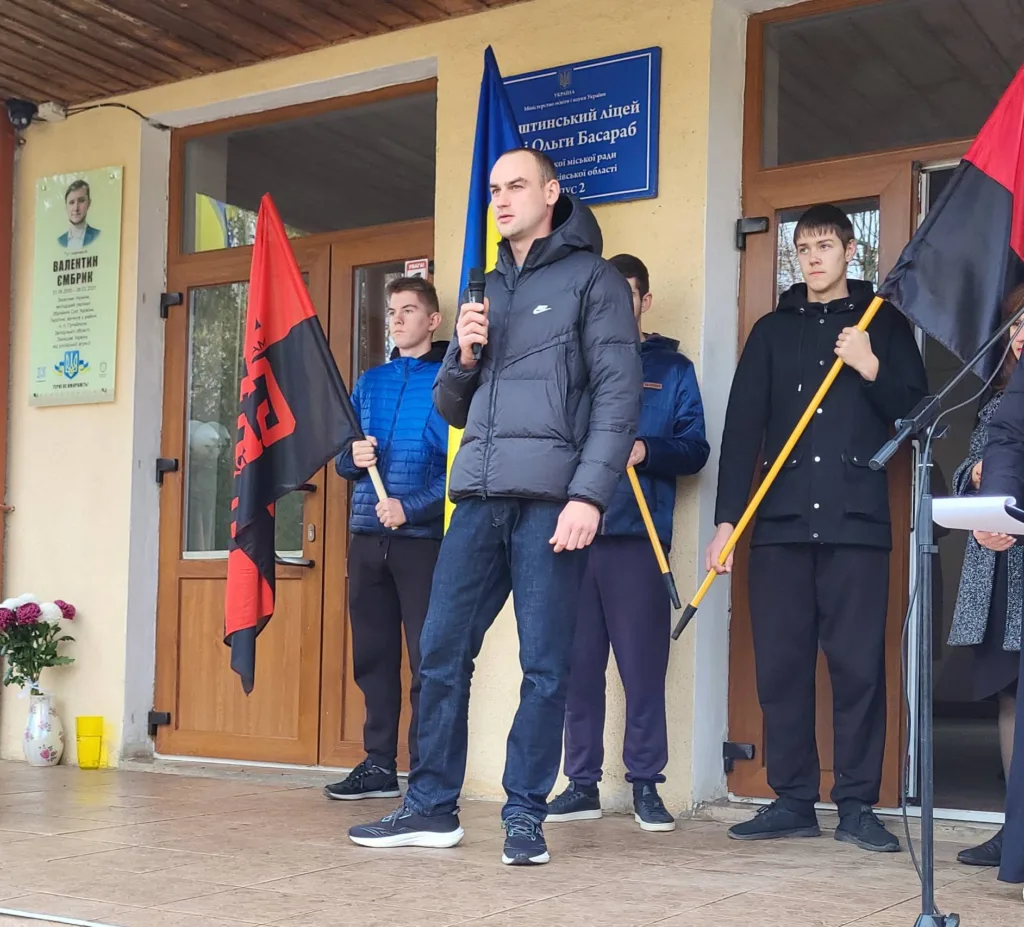 Виступ біля школи з українськими прапорами