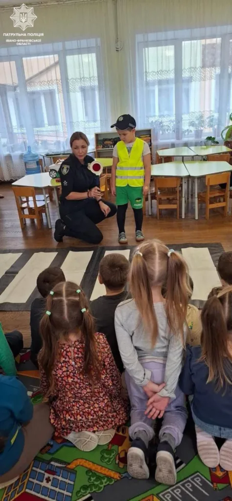 Поліцейська проводить урок безпеки для дітей у садку