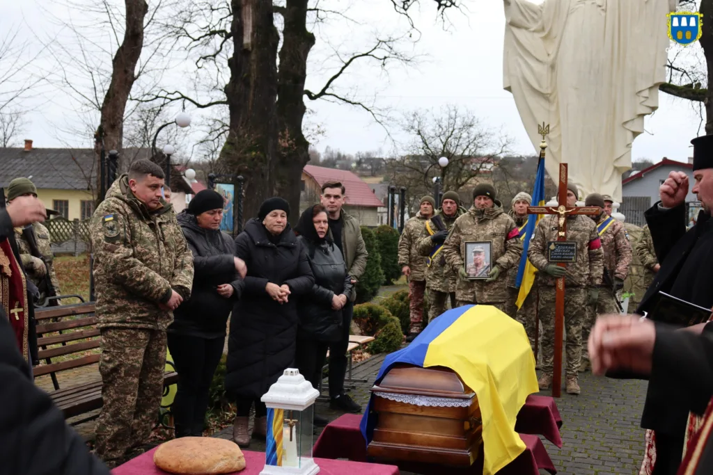 Похорон українського військового з прапором України