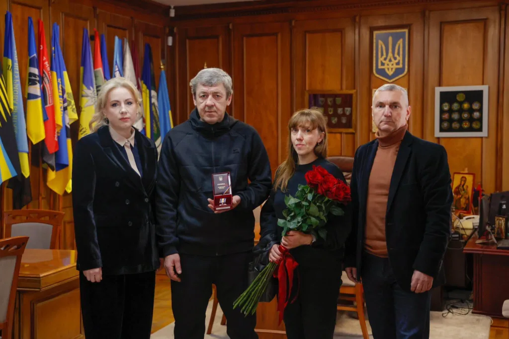 Вручення нагороди у кабінеті з прапорами України