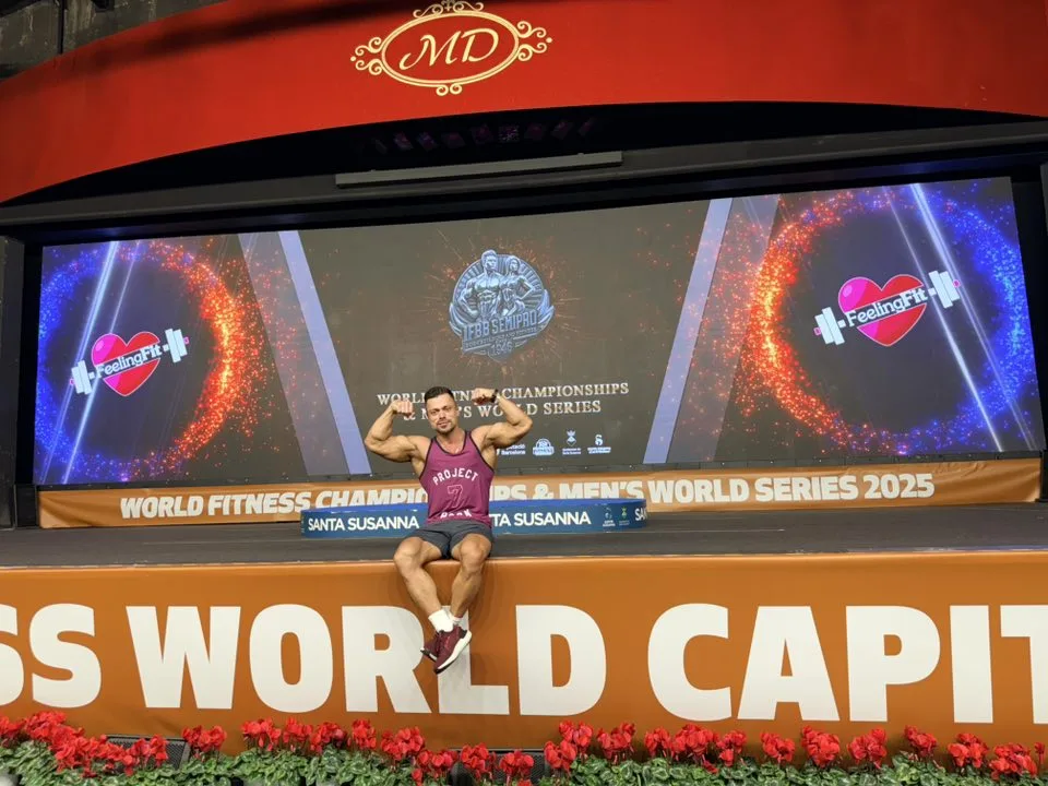 Спортсмен позує на чемпіонаті з фітнесу в Іспанії