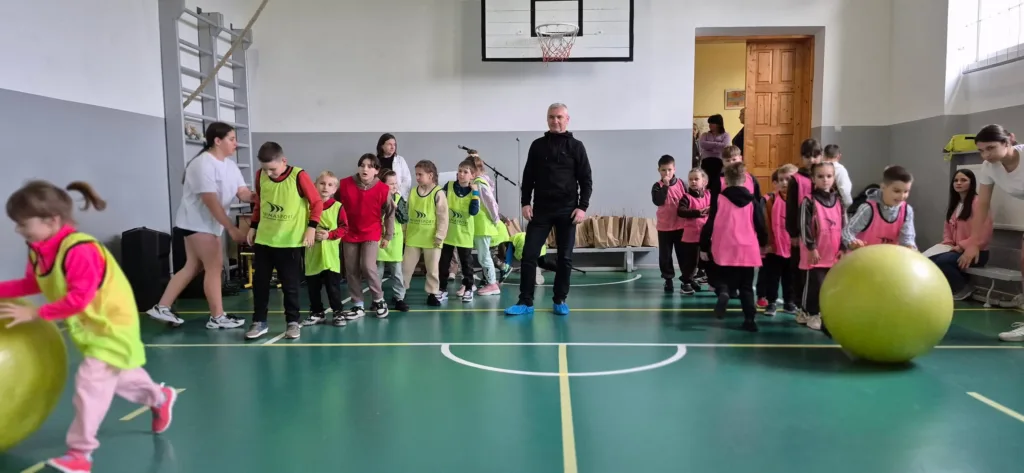 Діти грають у спортзалi під час змагань