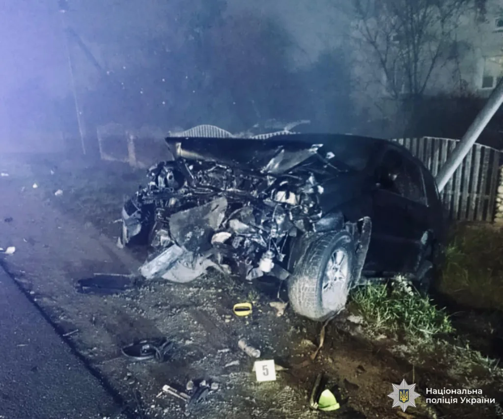 Місце аварії з пошкодженим автомобілем уночі