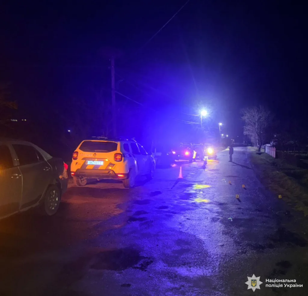 Поліцейські автомобілі на місці нічної події