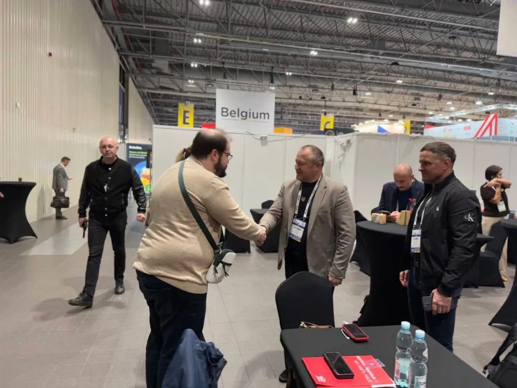 Люди вітаються на бізнес-зустрічі у виставковому центрі