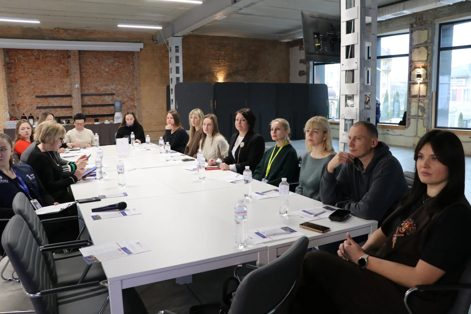 Люди на діловій зустрічі в офісі