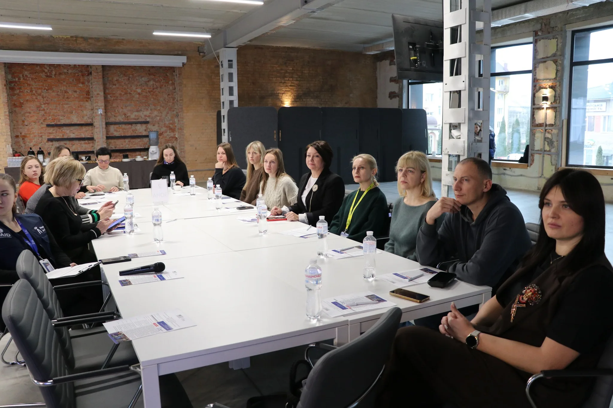 Люди на діловій зустрічі в офісі