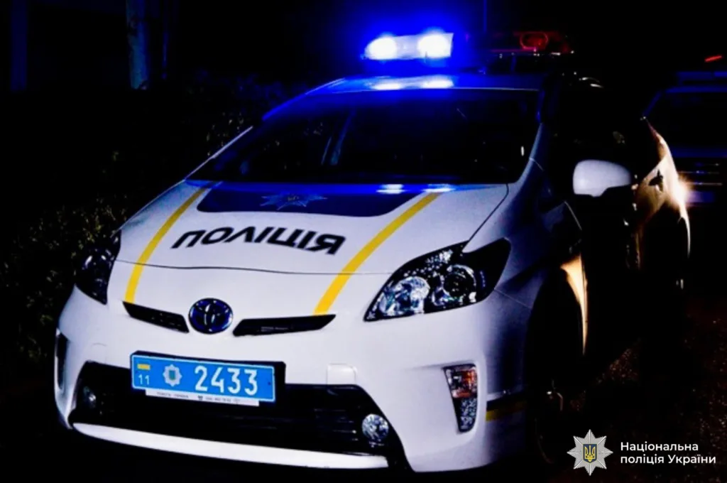 Патрульний поліцейський автомобіль України вночі